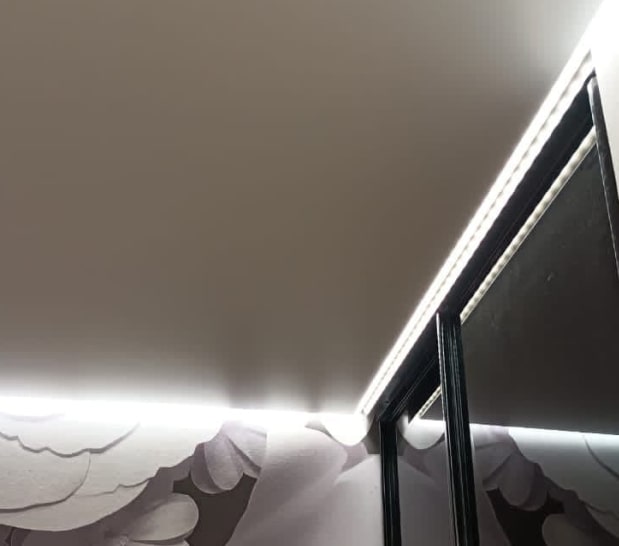 Матовый потолок с контурной подсветкой